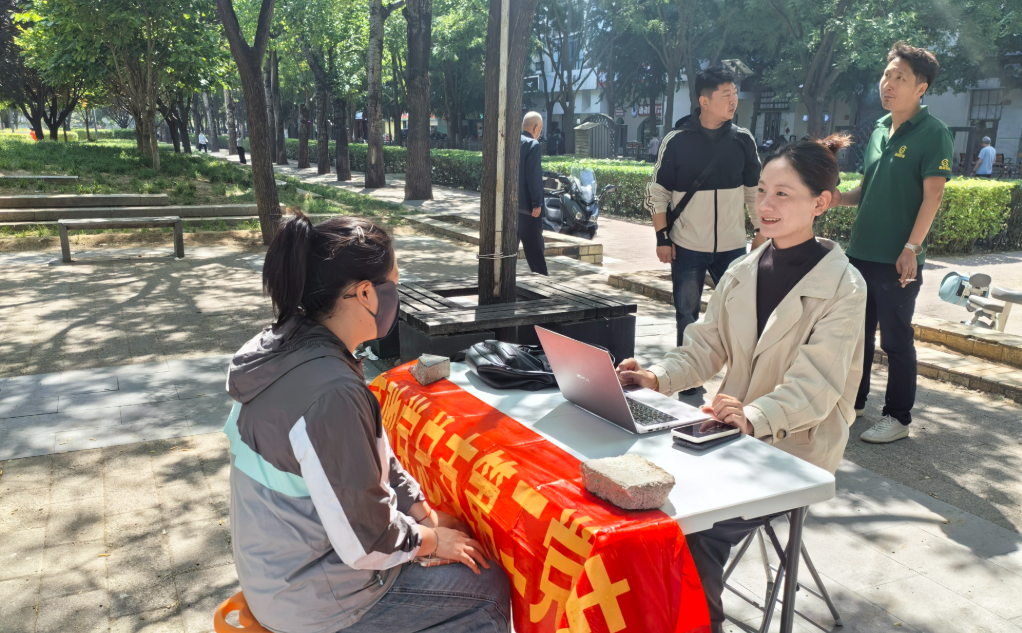 冯孟宇律师走进赛洛城社区开展公益法律咨询